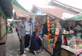Babinsa Dampingi Perangkat Daerah Dalam Pendataan Lanjutan Rencana Relokasi Warga Rindang Banua