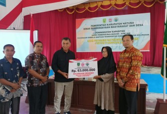 Bupati Natuna Wan Siswandi  saat serahkan bantuan secara simbolis