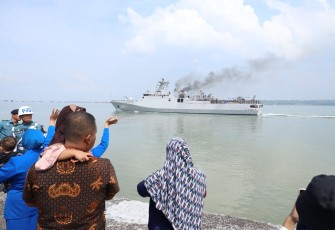 Pelepasan para prajurit TNI Angkatan Laut (TNI AL) yang akan terlibat dalam Satgas Maritime Task Force (MTF) TNI Konga XXVIII-O UNIFIL/Lebanon bertempat di Dermaga Madura, Koarmada II, Ujung Surabaya, Jawa Timur, Rabu (06/12).