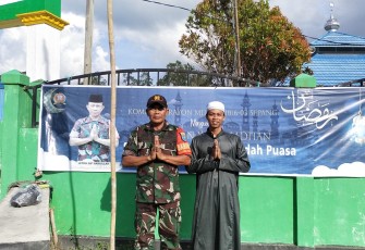 Koramil Sepang saat Pasang Spanduk Ucapan Ramadhan 1444 H 