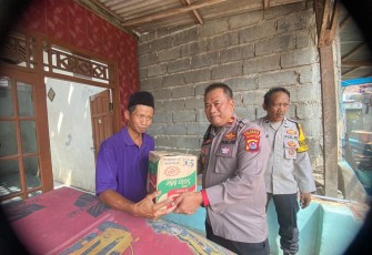Polsek Mauk Polresta Tangerang Distribusikan Bantuan Sembako untuk Korban Angin Puting Beliung