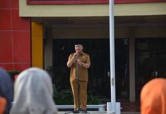 Wakil Bupati Agam Irwan Fikri saat memimpin apel perdana saat mengawali kinerja ASN.