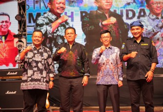Masyarakat Tumpah Ruah Memadati Pelataran Tugu Sirih 