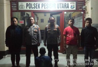 Tersangka (jongkok diborgol) saat diamankan
