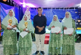 Bupati Natuna, Wan Siswandi didampingi Ketua TP PKK Natuna Septi Dwiani Siswandi dan Wakil Bupati Natun Rodhial Huda saat hadiri malam puncak HUT Kemerdekaan Republik Indonesia ke-78 di Desa Tapau Kecamatan Bunguran Tengah, (14/8).