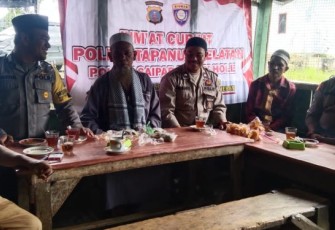 Salah seorang warga, Pendi Ritonga, mengeluhkan terkait kondisi jalan yang sudah rusak dari Kecamatan Sipirok menuju Saipar Dolok (SD) Hole, Kabupaten Tapanuli Selatan (Tapsel) ke personel Polsek SD Hole, Jumat (19/5/2023)