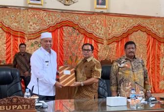 Bupati Pasbar Hamsuardi Sampaikan Jawaban Atas Laporan Pansus Terhadap Ranperda Tentang PDRD 