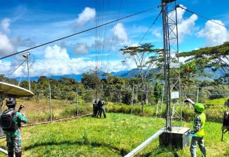 Satgas YR 142/KJ saat Bantu Perbaikan Sinyal Tower Bakti Aksi di Distrik Eragayam