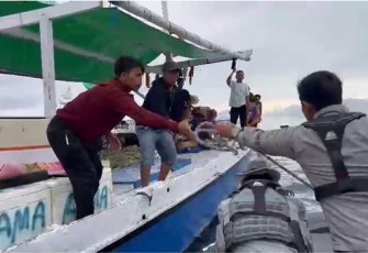 Bakamla RI saat Selamatkan Nelayan di Selat Makassar