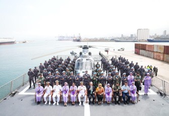 Panglima TNI Laksamana TNI Yudo Margono yang didampingi oleh Ny. Vero Yudo Margono saat memberikan pengarahan kepada Prajurit TNI yang tengah melaksanakan misi perdamaian dunia dibawah United Nations Interim Force in Lebanon (UNIFIL) dan KRI Frans Kaisiepo-368 yang tergabung dalam Satgas Maritime Task Force (MTF) TNI Konga XXVIII-N/UNIFIL, Lebanon, pada  Jumat (26/05/2023) lalu. 