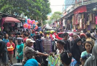 Suasana pasar lama Jatinegara Foto : Website/Djangkaru Bumi