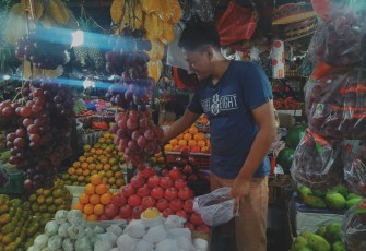 Pedagang buah pasar pondok labu (Sumber: Abril Geralin)