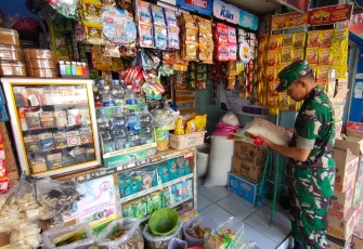 Babinsa Kaibon Lakukan Pengecekan Harga Sembako