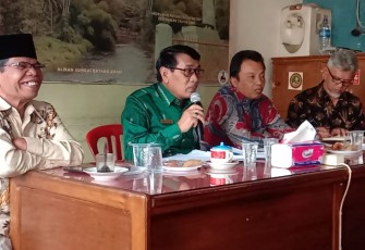 Kadis Kominfo Limapuluh Kota Desri, mengadakan silaturrahmi dengan awak media di Balai Wartawan (BW) Luak Limo Puluh, Payakumbuh.