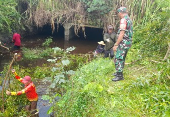 Babinsa Panarung saat Gotong Royong Bersihkan Saluran Air 