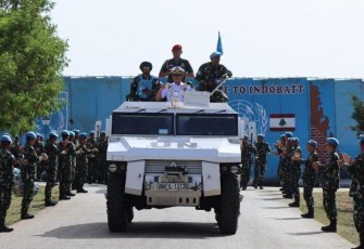 Panglima TNI Laksamana TNI Yudo Margono, S.E., M.M. saat Naiki Kendaraan Tempur Kontingen Garuda