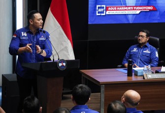 Ketua Umum Partai Demokrat Agus Harimurti Yudhoyono (AHY) saat memimpin Rapat Pleno Pengurus DPP Partai Demokrat di Aula Yudhoyono DPP Partai Demokrat, Jumat (13/10) siang. 