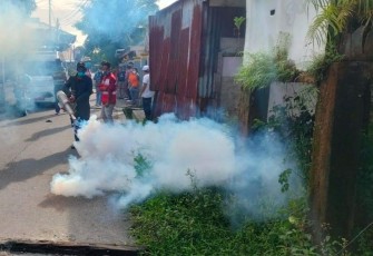Babinsa Koramil 1710-02/Timika Bersama Tim Dinkes saat Lakukan Fogging  