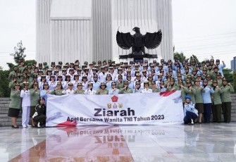 Upacara Ziarah dalam rangka Apel Bersama Wanita TNI Tahun 2023 di Taman Makam Pahlawan Kalibata, Jakarta, Kamis (13/4/2023).