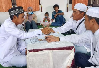 2 Sejoli Nikah di Hadapan Orang Tua