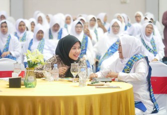 Ketua TP PKK Bintan Hafizha Rahmadhani pada kegiatan Peningkatan Kapasitas Pengurus BKMT melalui Dialog Interaktif dengan tema Mejadi Ibu Seperti Yang Allah Mau, Sabtu (23/12) di Aula Bandar Seri Bentan.