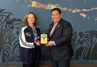 Kepala BNN RI, Komjen Pol. Prof. Dr. Petrus Reinhard Golose menyerahkan Cindera Mata ke Executive Secretary FATF, Violaine Clerc.