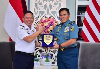 Kepala Bakamla RI Laksdya TNI Dr. Irvansyah, S.H., M.Tr.Opsla saat Bertemu Kasal  Laksamana TNI Muhammad Ali di Wisma Elang Laut (WEL).