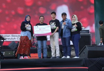 Bank Jatim langsung menyerahkan CSR di dua tempat sekaligus pada hari yang sama (28/5). 