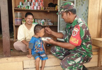 Babinsa Sambaliung Berikan Makanan Tambahan