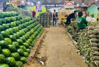 Buah-buahan yang tertata rapi di Pasar Induk Kramat Jati. Foto : Humaira Dara Asyari
