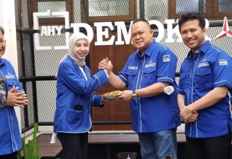 Pengurus DPD Demokrat Jatim terlihat merayakan HUT Partai Demokrat ke 22 di rumah AHY jalan Jemursari, Surabaya pada Sabtu (9/9/2023). 
