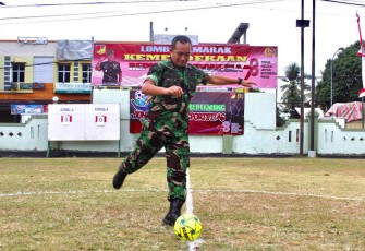 Dandim 1310/Bitung menendang Bola pada saat pembukaan pertandingan perdana