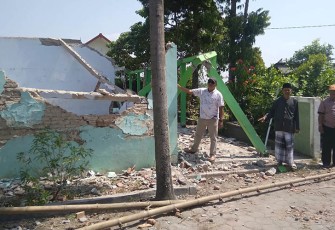 Anggota DPRD Blora Komisi C Darwanto dan Warsit meninjau lokasi proyek SDN Gadon kecamatan Cepu kabupaten Blora.