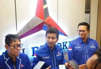 Ketua DPD Demokrat Jatim, Emil Elestianto Dardak saat jumpa pers, Kamis (2/3).