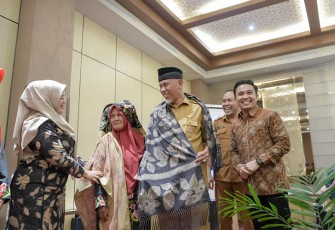 Gubernur Sumbar, Mahyeldi Ansharullah di The Axana Hotel Padang.