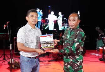 Pangdam Kasuari Mayjen TNI Gabriel Lema saat memberikan apresiasi