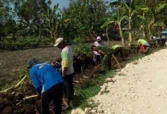 Gotong royong bersama warga binaan