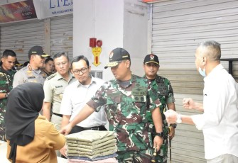 Pangdam Jaya Mayjen TNI Untung Budiharto bersama gubernur DKI Jakarta Anies Baswedan saat berdialog dengan pedagang di Pasar Tanah Abang Jakarta Pusat, Senin (2/1)