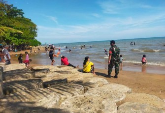Sertu Herry saat memberikan himbauan keselamatan pengunjung pantai