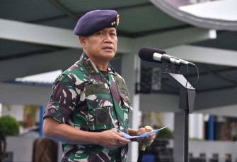 Pangkolinlamil Laksda TNI Agus Hariadi saat memberikan pengarahan apel pagi di Mako Kolinlamil Jakarta, Senin (2/1) 