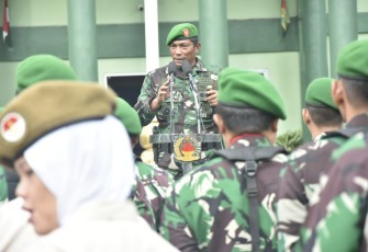 Danrindam Jaya Kolonel Inf Ayub Akbar saat memberikan pengarahan dalam apel Kesiapsiagaan cuaca ekstrem, Senin (2/1)