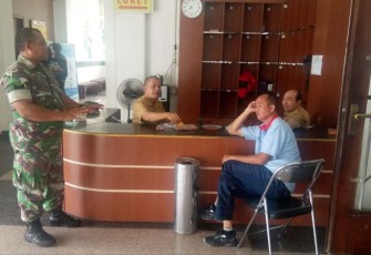 Serka Edi saat komsos bersama pegawai museum