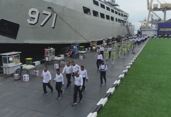 Jalan sehat prajurit Kolinlamil Jakarta 