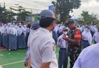 Serka Heru Sutopo saat menyampaikan kedisiplinan dan kerapian pelajar SMAN 2 Tenggarong 