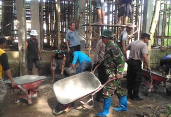 Anggota Koramil 17/Sawahan Bantu Warga Bangun TPQ