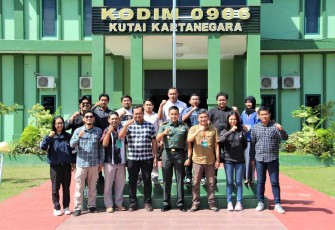 Dandim 0906/Kkr Letkol Inf Jeffry Satria bersama pengurus PWI Kabupaten Kutai Kartanegara 