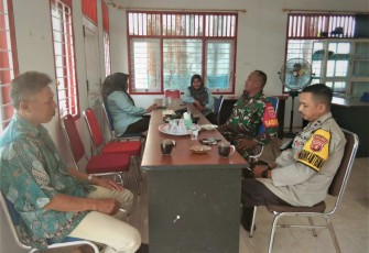 Sinergitas TNI-POLRI komsos bersama aparat desa 