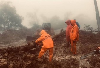 Terlihat petugas BPBD sedang melakukan penanganan bencana di daerah Kabupaten Agam.