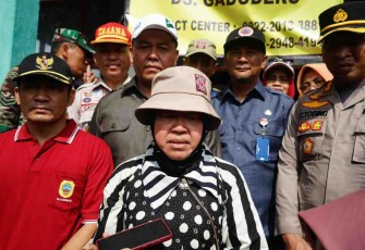 Menteri Sosial ketika meninjau situasi banjir di Kecamatan Sukolilo Pati