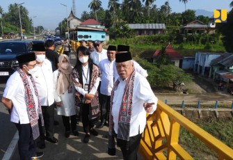 Menteri Basuki saat meresmikan Jembatan Sungai Dareh di Kabupaten Dharmasraya 